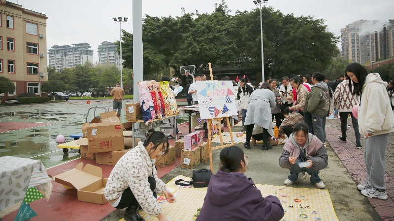 文化周|共享闲置，“集市”行乐，华体平台开展爱心集市公益活动