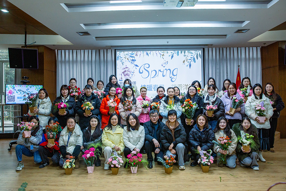 巾帼心向党·花香绽芳华|华体平台开展庆“三八”妇女节暨主题党日活动
