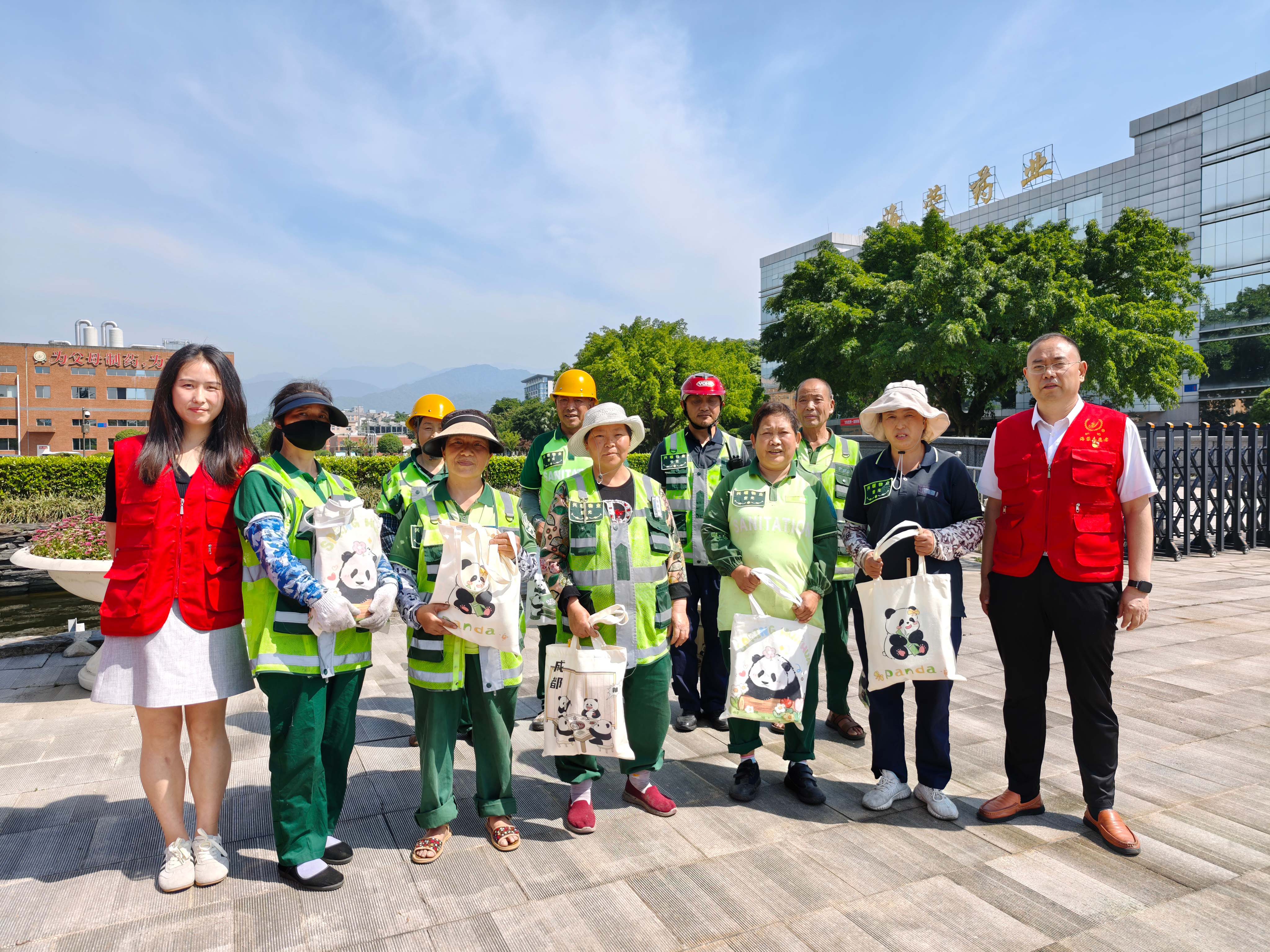 党建引领 | 华体平台党（团）支部联合工会开展一线环卫工慰问活动