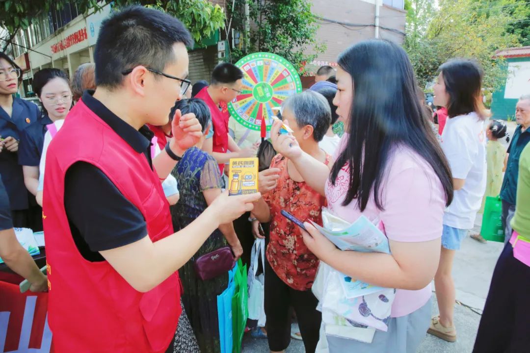华体平台开展“绿水青山就是金山银山”主题公益活动